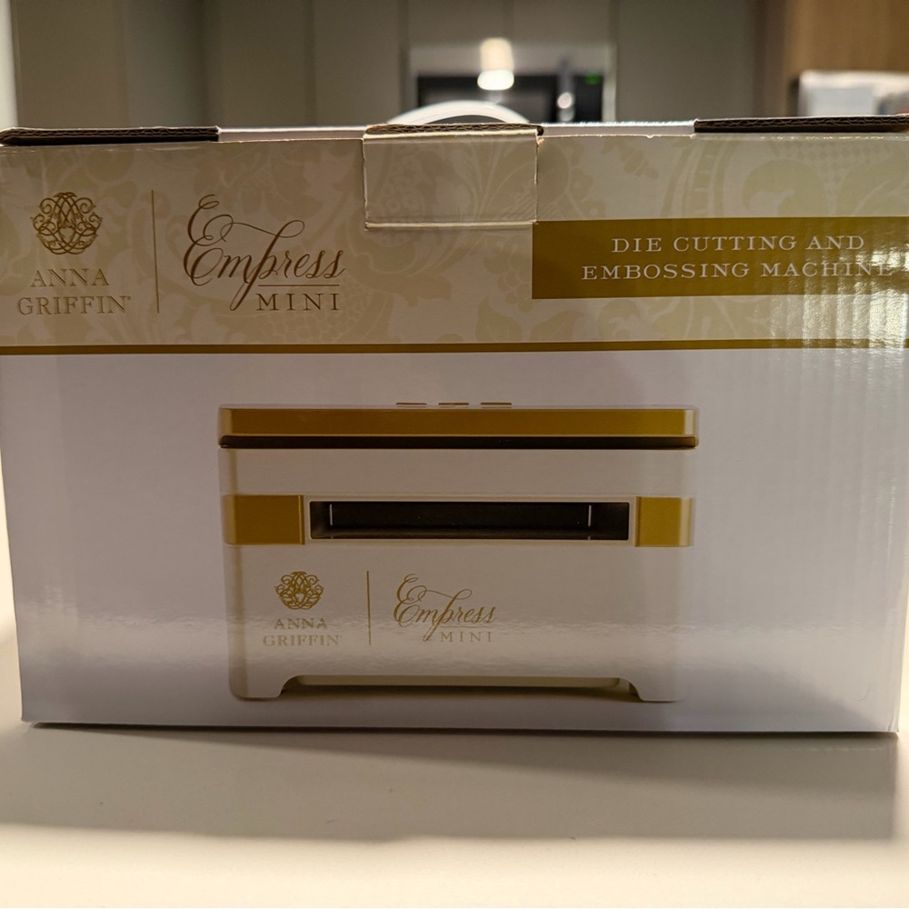 Anna Griffin Empress Mini Die Cutting and Embossing Machine - White & Gold